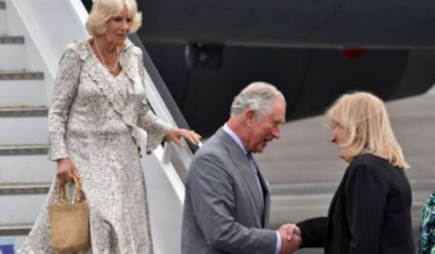 El Príncipe Carlos y Camila fueron recibidos en Cuba por la vicecanciller Ana Teresita González.