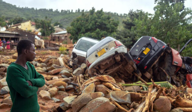 Decenas de carros fueron arrastrados por las rocas tras paso de ciclón en Zimbabue