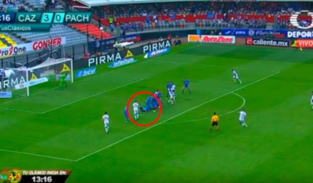 Edwin Cardona al momento del disparo parta el gol de Pachuca ante Cruz Azul