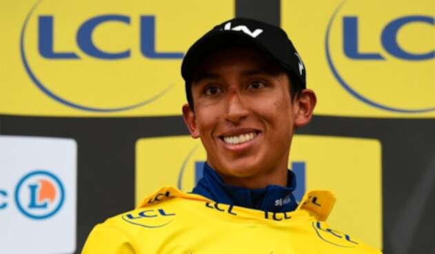 Egan Bernal en el podio como campeón de la París-Niza