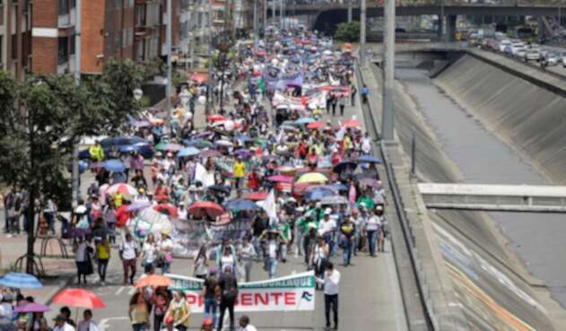 Profesores agremiados en Fecode marchando por Bogotá, el 14 de febrero de 2019