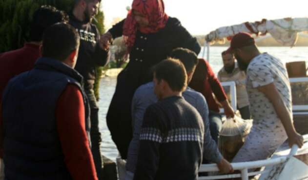 Naufragio de un ferry en el río Tigris en Mosul, ciudad del norte de Irak. Naufragio de un ferry en el río Tigris en Mosul, ciudad del norte de Irak.