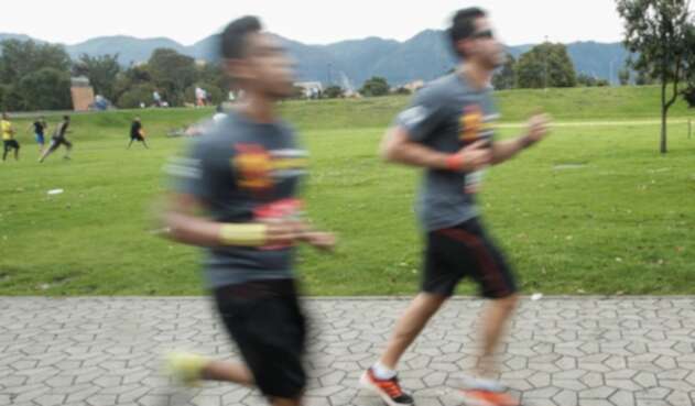 Jóvenes corriendo