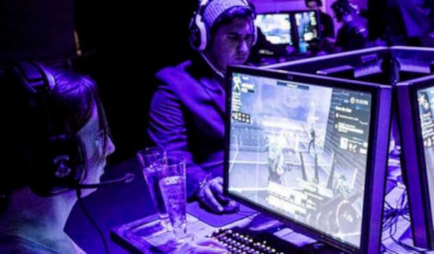 Gamers jugando jugando una partida de Fornite