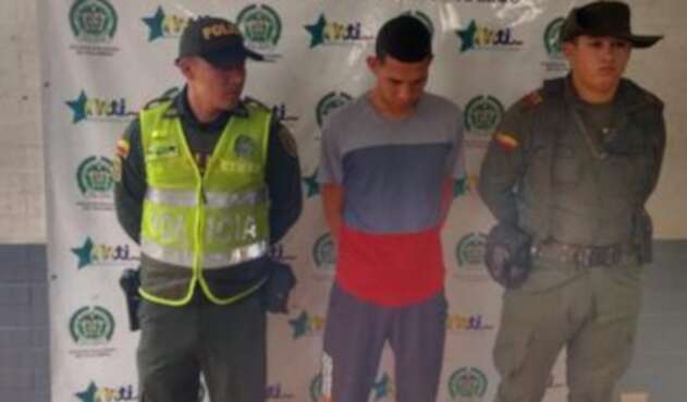 Este hombre fue detenido por lanzar un perro desde un tercer piso.