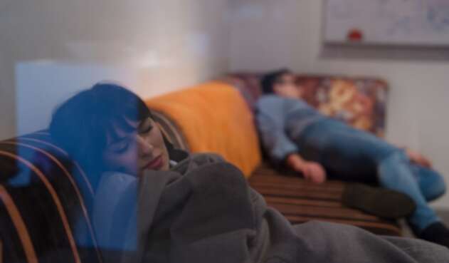 La vitamina D que es la encargada de controlar y producir emociones y regular el estado de ánimo. Una pareja tratando de dormir en un sofá