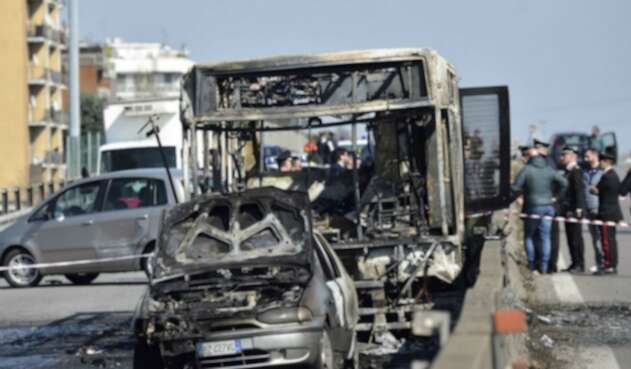 Conductor en Milán prendió fuego a bus escolar