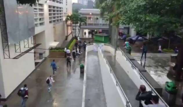 Estudiantes del ITM en Medellín golpearon y expulsaron a un grupo de encapuchados