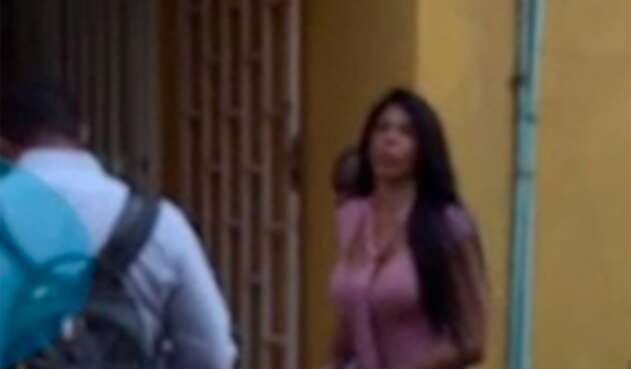 Alias La Madame amenazando a una periodista antes de ingresar a una audiencia