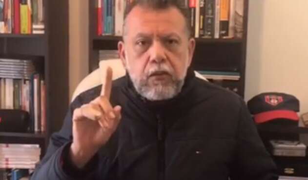 El padre Linero respondió a las curiosas preguntas que le hace la gente por su pequeña participación en el rodaje de 'Yo soy Betty, la fea'.