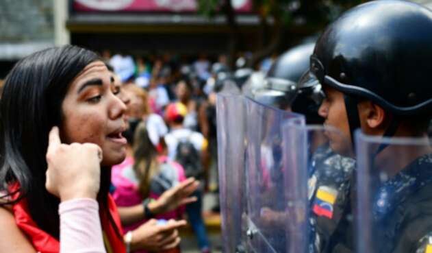 Una ciudadana venezolana increpando a un integrante de la Policía Nacional Bolivariana