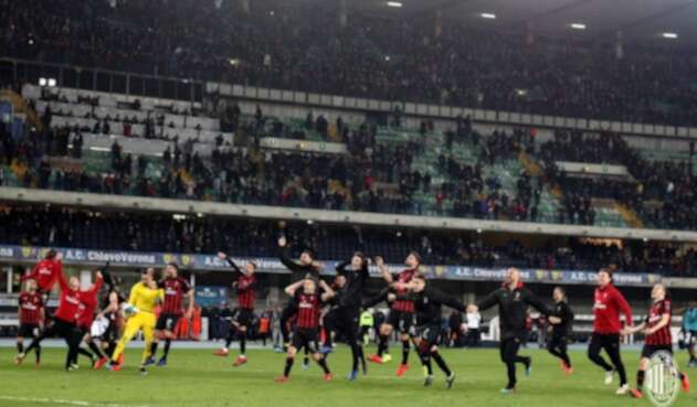 El AC MIlan celebra una victoria El AC MIlan celebra una victoria