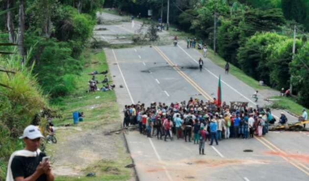 Indígenas bloqueando la Vía Panamericana en Mondomo, departamento del Cauca