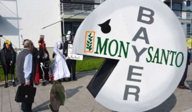 Personas protestando contra Monsanto en Bonn (Alemania)
