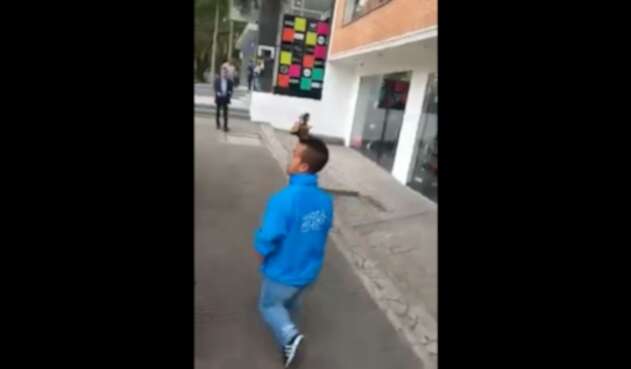 Motociclista insulta a guardián del espacio público