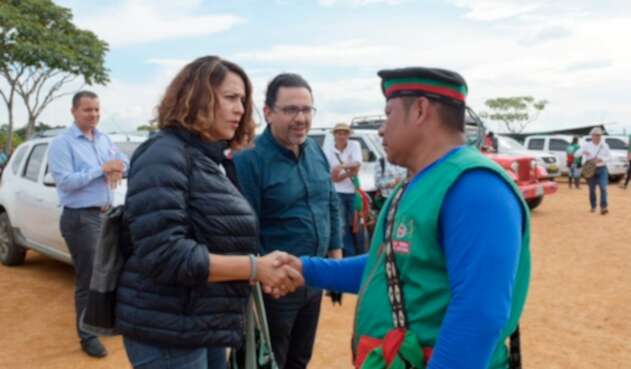 Nancy Patricia Gutiérrez, ministra del Interior, junto a un líder indígena en Cauca
