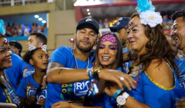 Neymar junto a su madre y la cantante funk Anitta en el Sambódromo de Río de Janeiro, en Brasil
