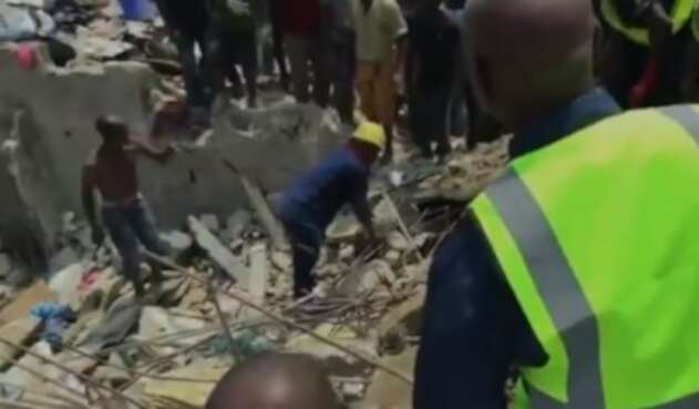 Colapsó de edificio en Nigeria deja cien niños atrapados