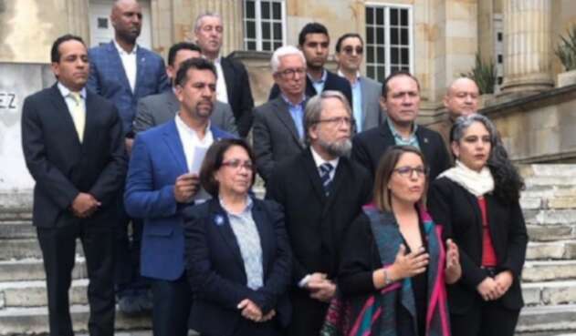Oposición usa derecho a réplica