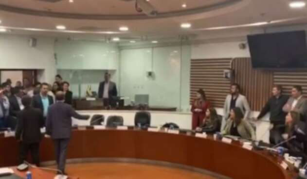 Pelea entre Paloma Valencia y Pablo Catatumbo en Comisión de Paz. Pelea entre Paloma Valencia y Pablo Catatumbo en Comisión de Paz.