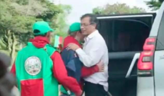 El senador Gustavo Petro en Cauca con las comunidades indígenas