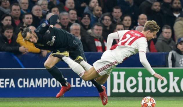 Gareth Bale disputando el balón con Frenkie de Jong en Amsterdam, en la ida de los octavos de final de la Champions