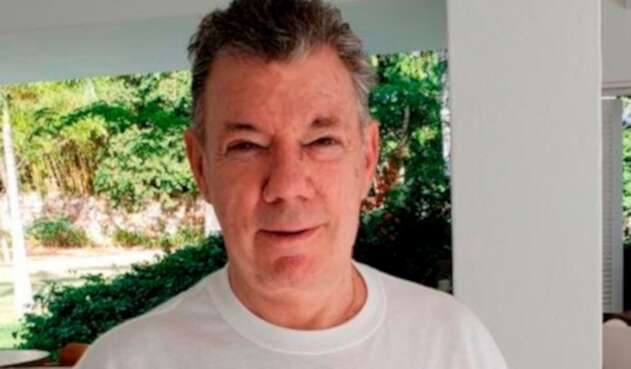 El expresidente Juan Manuel Santos con la camiseta "That strike doesn’t exist"