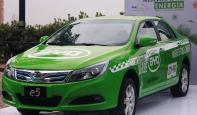 El taxi eléctrico que fue puesto en marcha en Medellín
