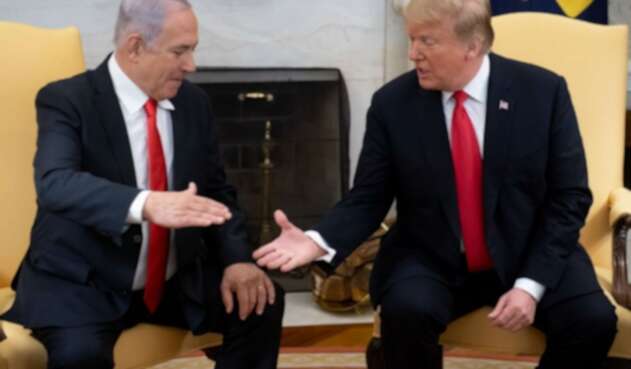 El presidente de EE.UU., Donald Trump, estrecha la mano con el primer ministro israelí, Benjamin Netanyahu. El presidente de EE.UU., Donald Trump, estrecha la mano con el primer ministro israelí, Benjamin Netanyahu.