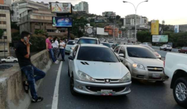 Venezolanos buscando señal telefónica debido al apagón