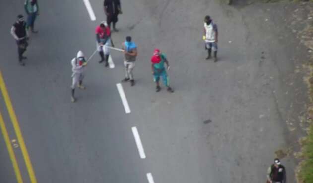 Choque entre indígenas y policías en la vía Panamericana, en Cauca