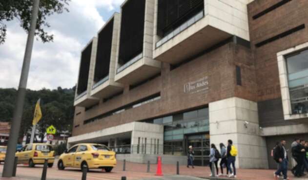 Fachada de la Universidad de Los Andes, en Bogotá