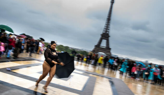 Modelos gorditas desfilaron frente a la Torre Eiffel