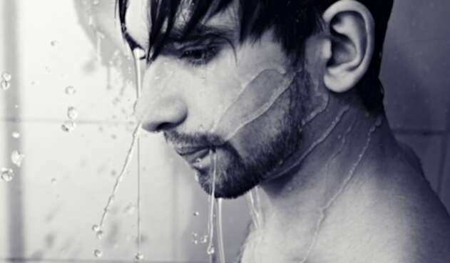 Hombre bañándose Hombre bañándose