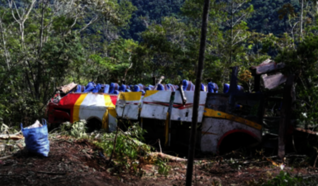 Bus cae por un barranco en Bolivia