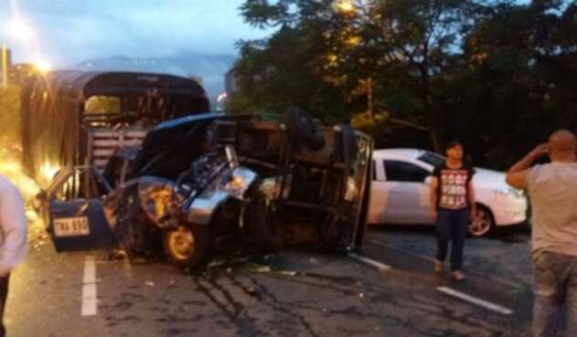 Imágenes del choque de varios vehiculos en Medellín