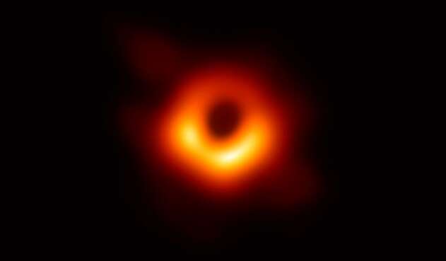 La foto del agujero negro dada a conocer por el Telescopio del Horizonte de Sucesos