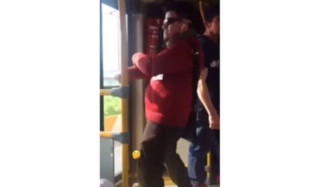 Esta es la imagen del jocoso bailarín en Transmilenio.