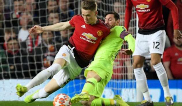Scott McTominay disputando el balón con Lionel Messi, el 10 de Abril de 2019 en el Estadio Old Trafford