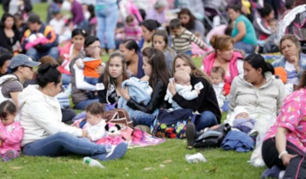 Mamás y bebés en Bogotá participando de la Tetatón