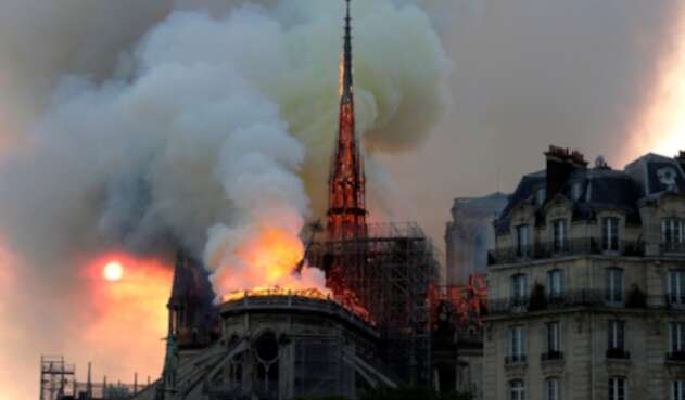La Catedral de Notre Dame de París incendiándose, el 15 de abril de 2019