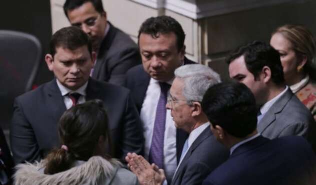 Bancada del Uribismo en medio de la sesión del Congreso.