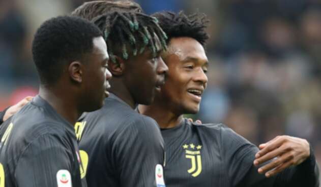 Moise Kean (centro), Paolo Gozzi y Juan Cuadrado tras celebrar el gol del primero ante el Spal, en el Estadio Paolo Mazza stadium de Ferrara