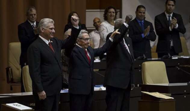 Miguel Díaz-Canel junto a Raúl Castro Miguel Díaz-Canel junto a Raúl Castro