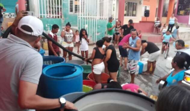 Samarios se abastecen de agua Samarios se abastecen de agua