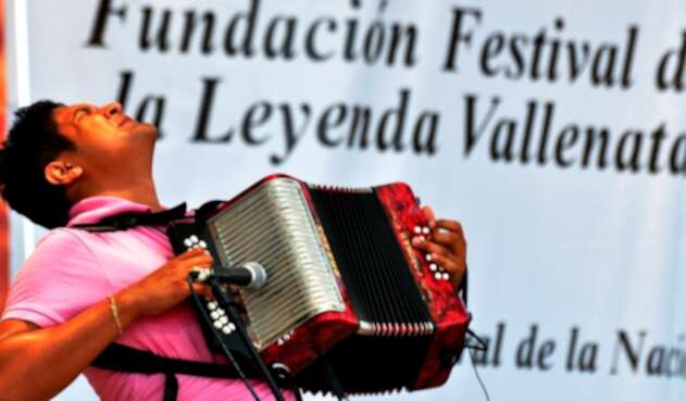 Un acordeonero participando en el Festival de la Leyenda Vallenata Un acordeonero participando en el Festival de la Leyenda Vallenata