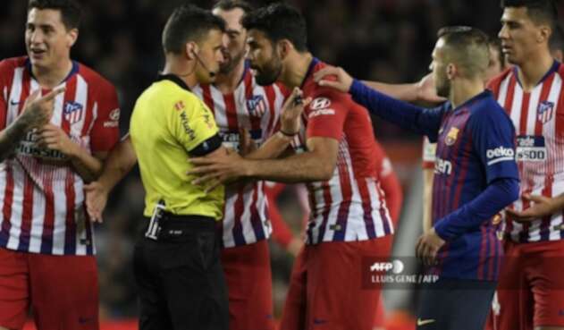 Diego Costa fue sancionado por atacar al árbitro Diego Costa fue sancionado por atacar al árbitro