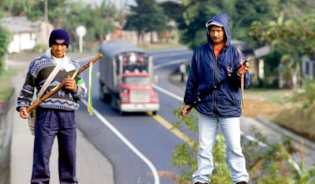 Miembros de la Guardia Indígena del Resguardo La María monta guardia la carretera Panamericana en Piendamó (Cauca)
