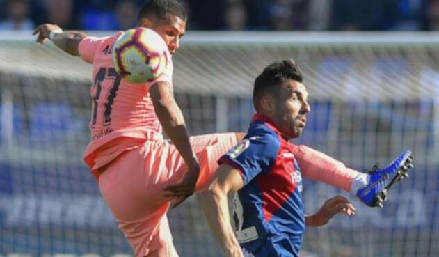 Jeison Murillo disputando el balón con Enric Gallego en el Estadio El Alcoraz, en Huesca, el 13 de abril de 2019