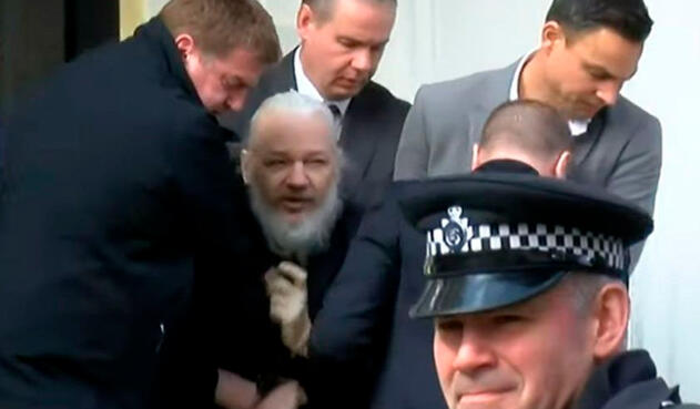 Julian Assange, fundador de Wikileaks, tras ser sacado de la embajada de Ecuador en Londres